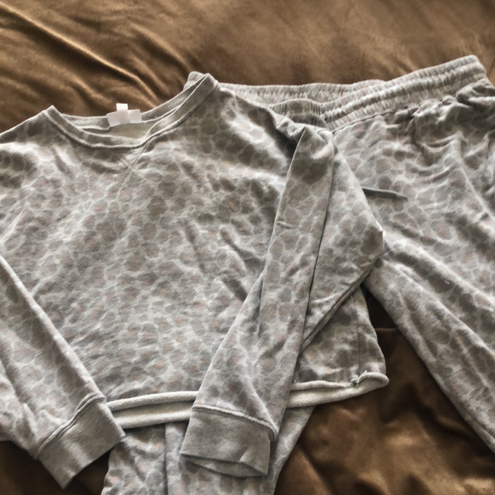Colsie Gray Leopard Print Pajama Set